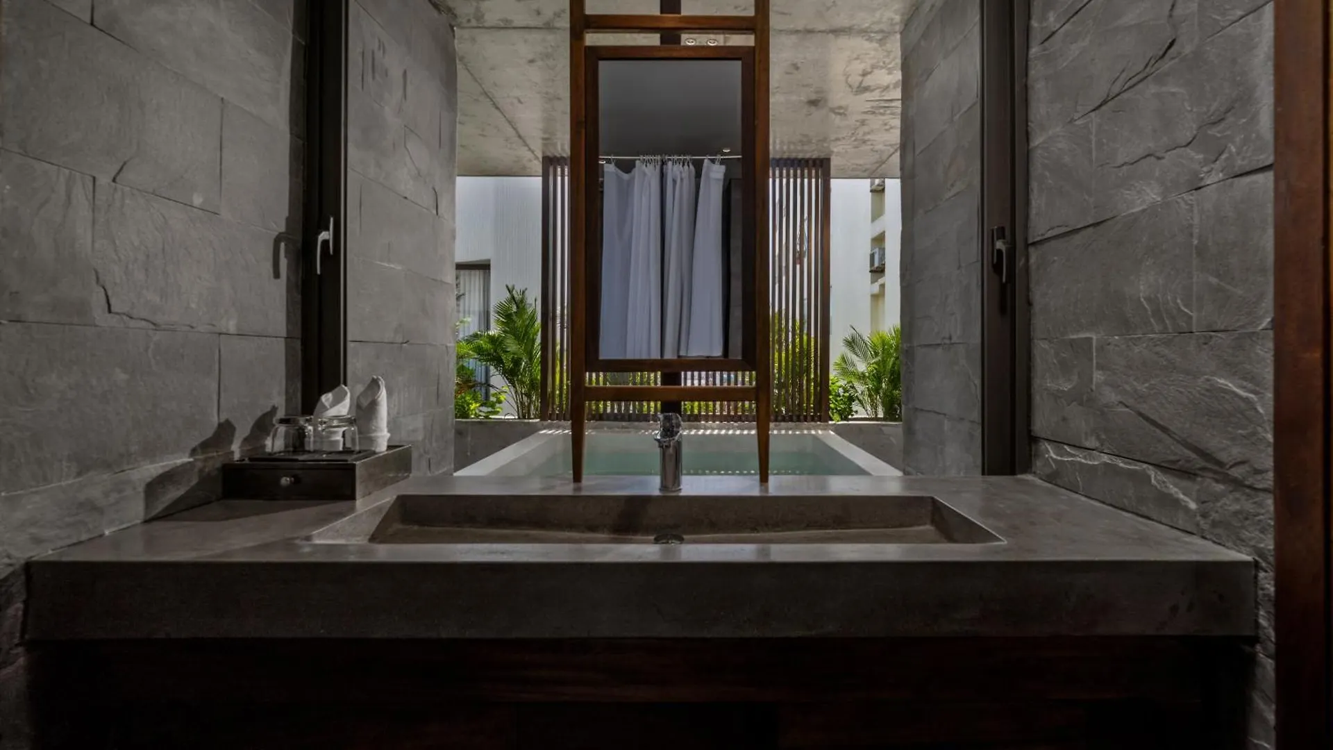 The Hem Hotel And Apartment 다낭 4*,
